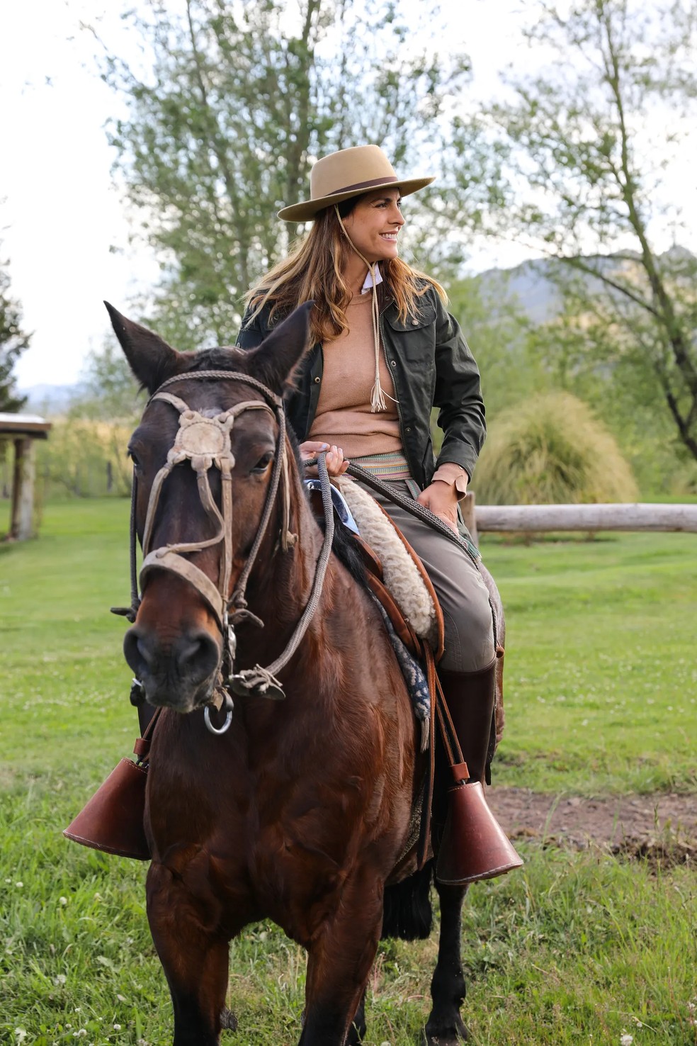 Ana Palma, uma das proprietárias do Los Chulengos, a cavalo  — Foto: Christine Chitnis / Reprodução / Instagram