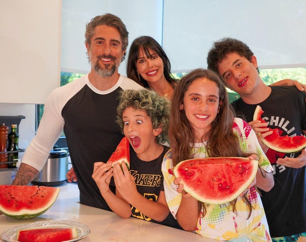 Marcos Mion com a esposa Suzana Gullo e os filhos, a partir da esquerda: Stefano, Donatella e Romeu — Foto: Reprodução/ Instagram 