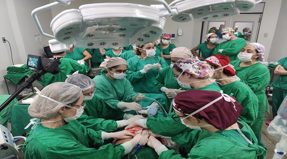 Equipe médica em MS na sala do centro cirúrgico do HRMS com gestante de 33 semanas — Foto: HRMS/Divulgação