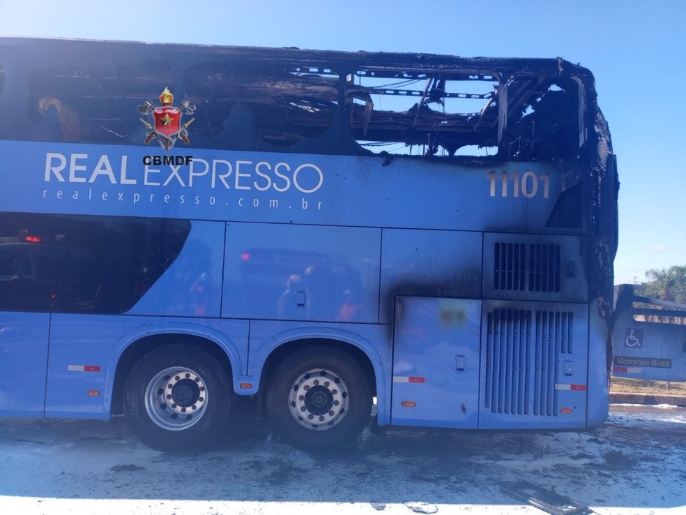 Ônibus de viagem pega fogo em cima de viaduto no DF — Foto: Divulgação/CBMDF