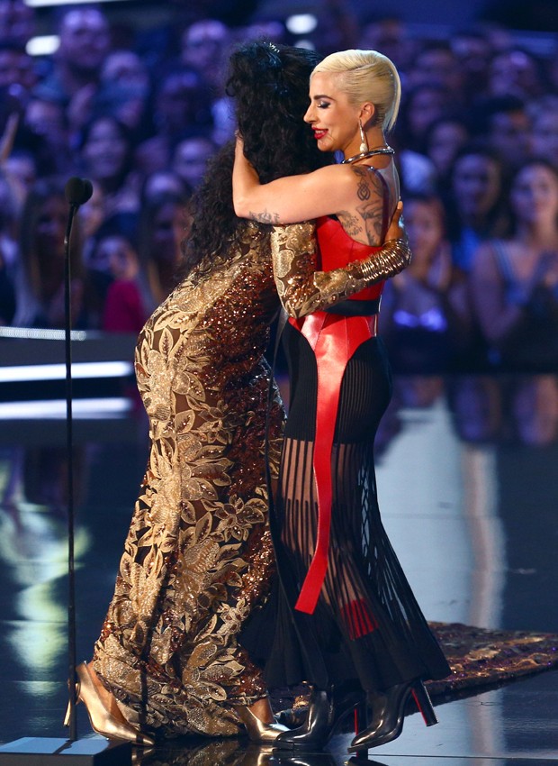 Lady Gaga recebe o abraço caloroso da atriz Tiffany Haddish (Foto: Getty Images)