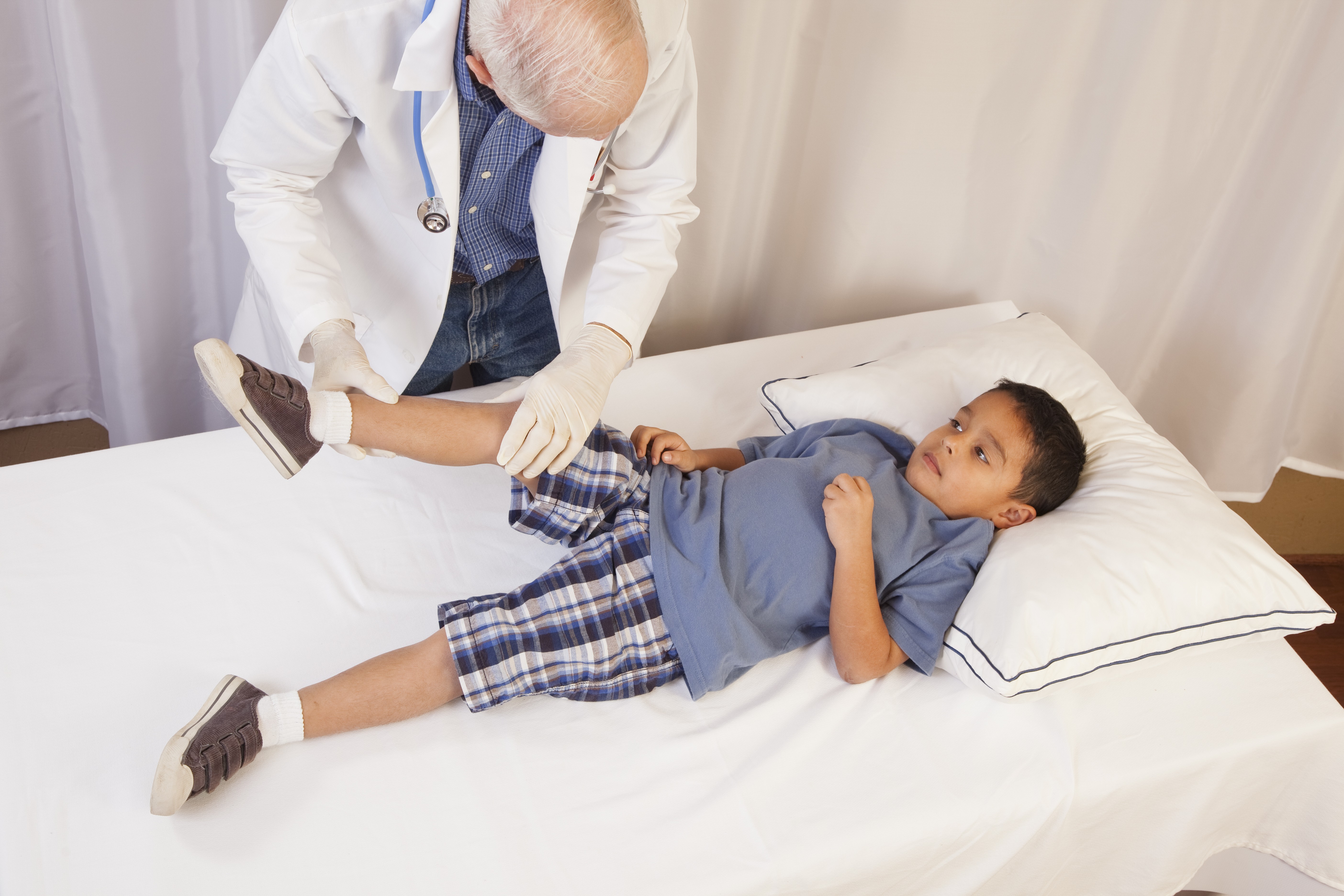 Médico examinando criança (Foto: Getty Images)