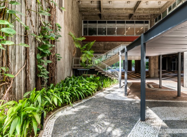 Revitalização do piso e dos jardins projetados por Burle Marx no Condomínio São Luiz, em São Paulo (Foto: Renato Navarro / Divulgação)