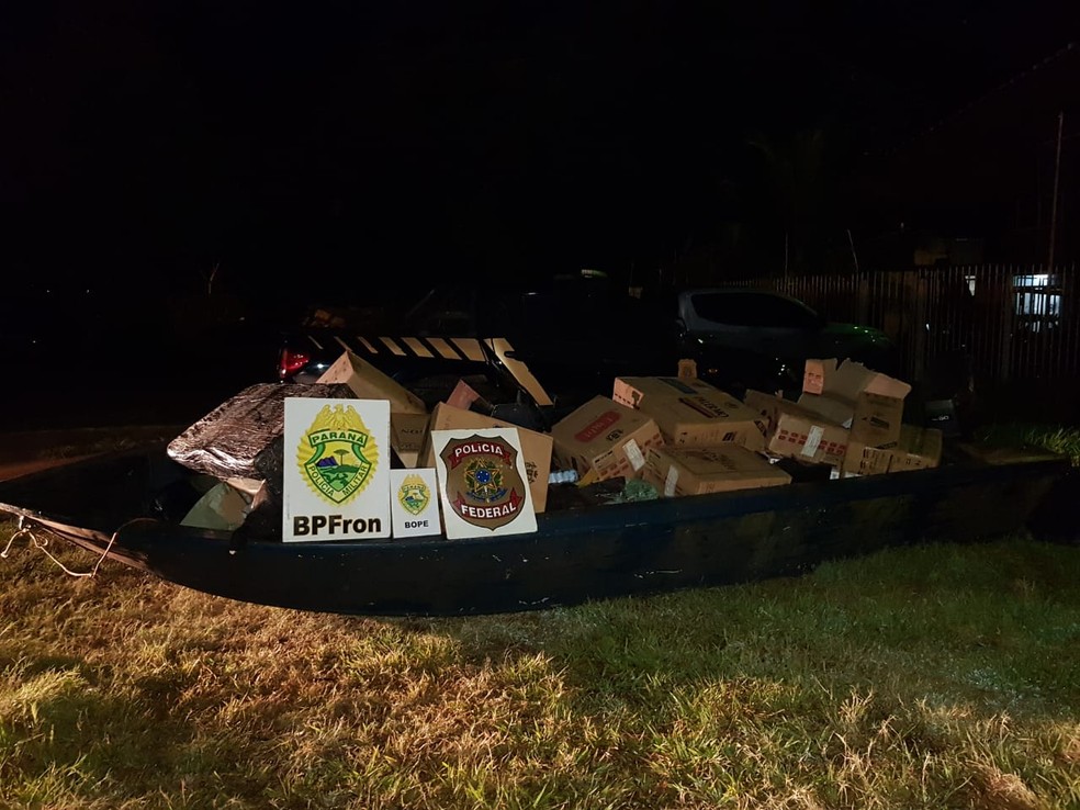 Barco com cigarros e produtos contrabandeados do Paraguai é apreendido em Guaíra — Foto: Divulgação/PMPR
