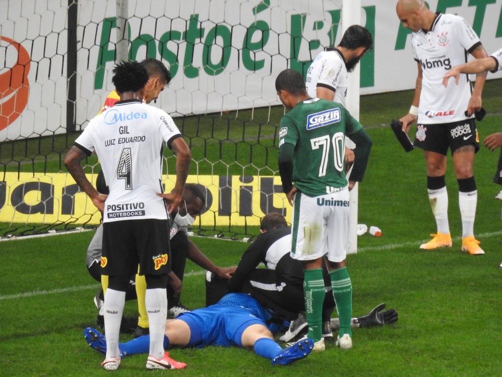 Avaliação e protocolos: os passos do Corinthians com Cássio após a internação por concussão