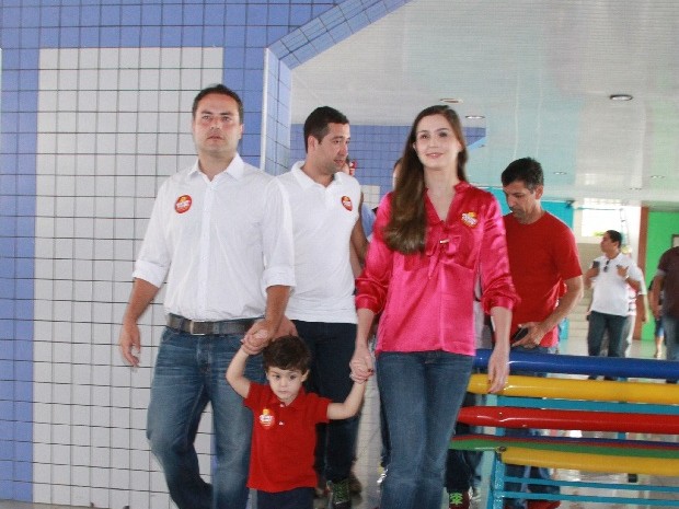 Renan Filho votou acompanhado de um dos filhos e da esposa, Renata. (Foto: Waldson Costa/G1)