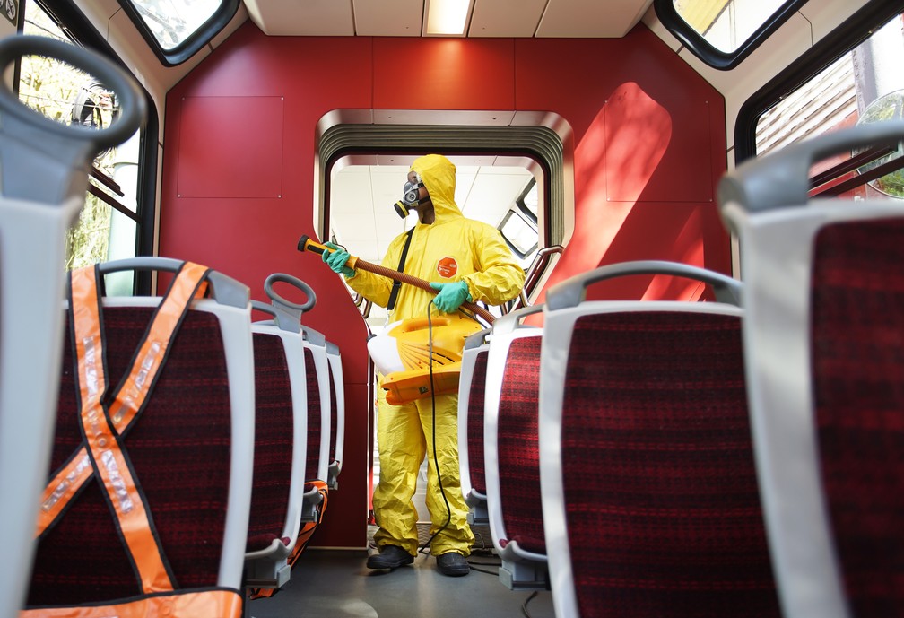 Trem do Corcovado é sanitizado na véspera da reabertua ao público — Foto: Marcos Serra Lima/G1