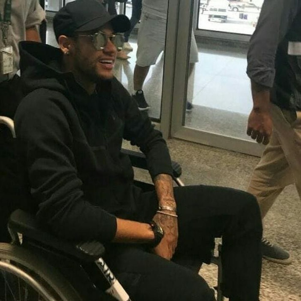 Neymar chegou ao Brasil de cadeira de rodas por conta na fratura do pé direito (Foto: Reprodução / Instagram)