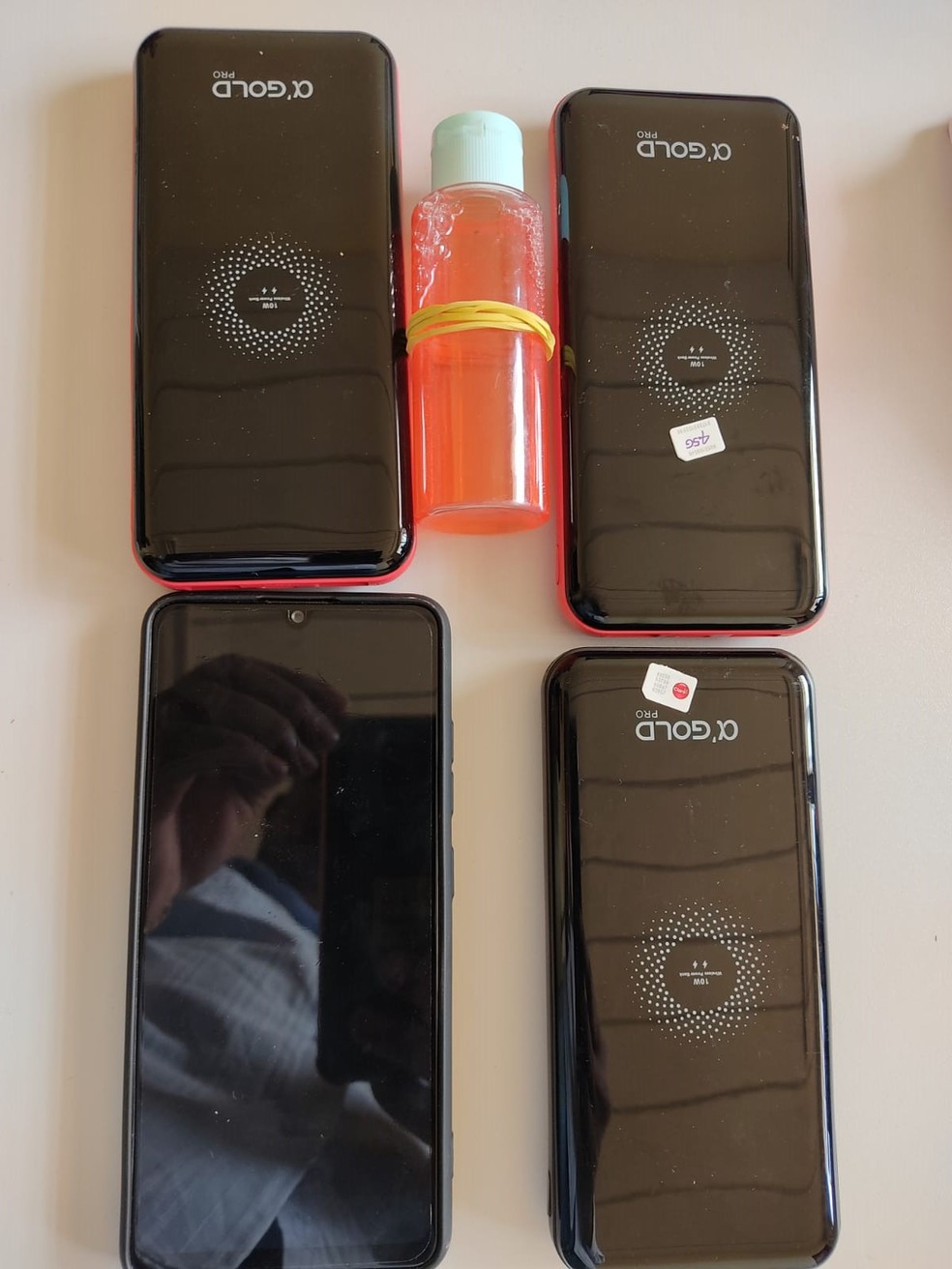 Celulares eram vendidos de forma ilegal por R$ 15 mil  — Foto: Divulgação/ Secretaria de Administração Penitenciária da Bahia