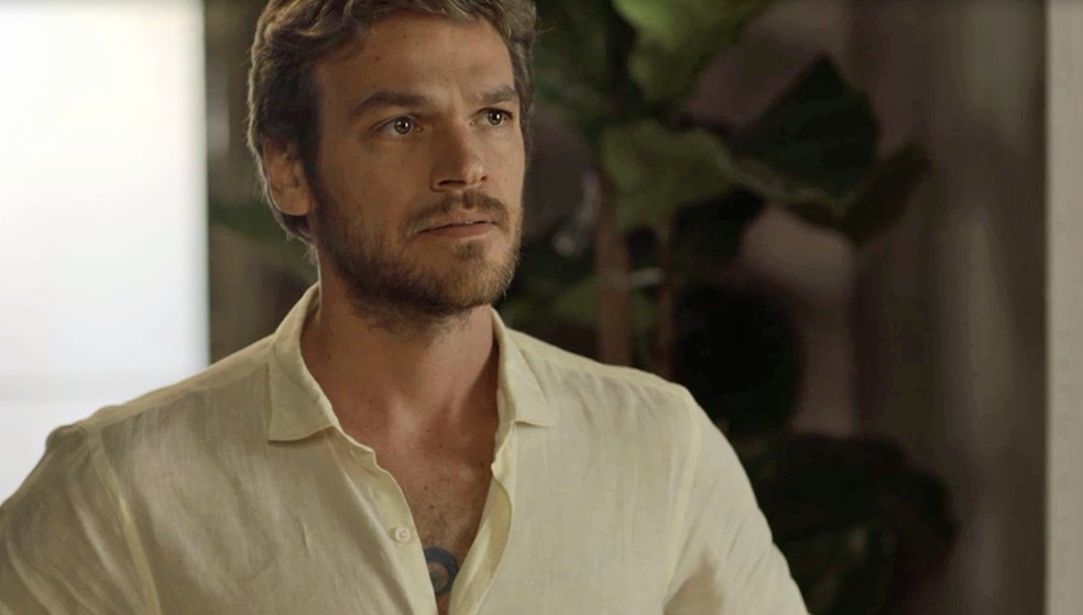 O mÃºsico cobra explicaÃ§Ãµes de Luzia e Remy (Foto: TV Globo)