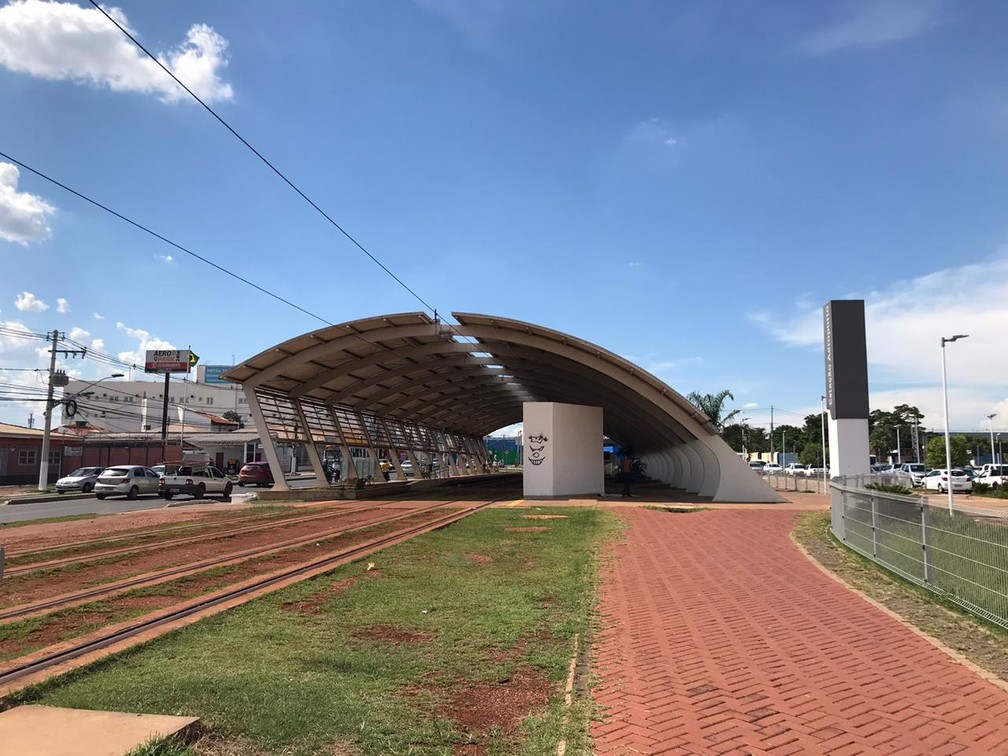 Estação Aeroporto, na Avenida João Ponce de Arruda, em Várzea Grande, foi a primeira construída e a previsão é que um total de 33 estações fossem construídas — Foto: Kessillen Lopes/G1