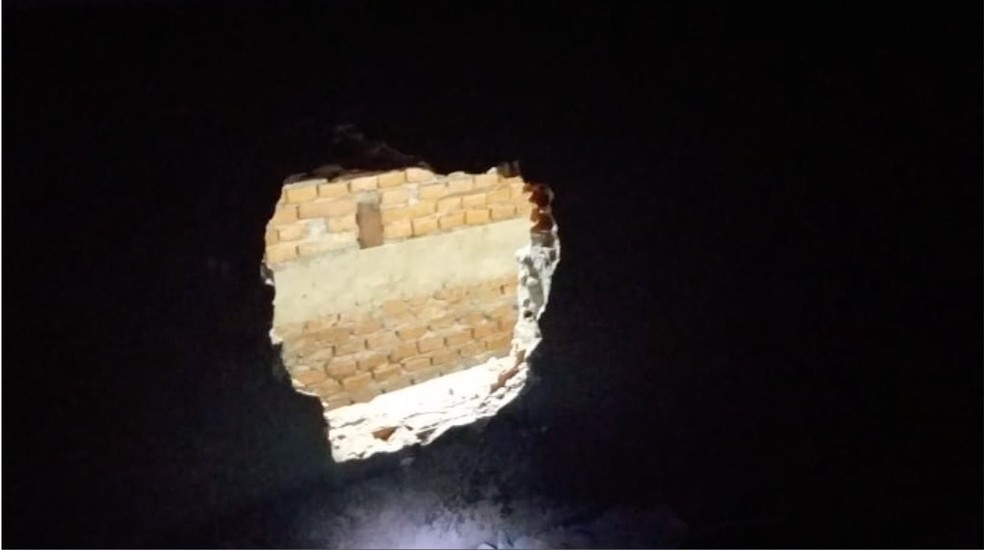 LadrÃµes fizeram buraco em parede de frigorÃ­fico â Foto: TVCA/ReproduÃ§Ã£o