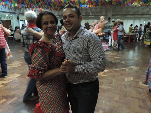 Cada par tem direito a dança duas músicas com os dançarinos contratados: 'elas não querem parar nem por um minuto', diz Adilson Sena (Foto: Vitor Tavares / G1) Cada par tem direito a dança duas músicas com os dançarinos contratados: 'elas não querem parar nem por um minuto', diz Adilson Sena (Foto: Vitor Tavares / G1)
