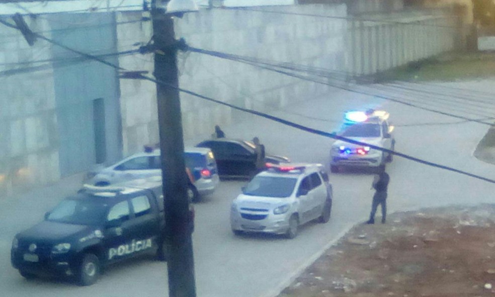 Viaturas da Polícia Militar ficaram estacionadas na frente da unidade da Funase, no cabo, onde ocorreu o motim, neste domingo (1º). (Foto: Reprodução/WhatsApp)