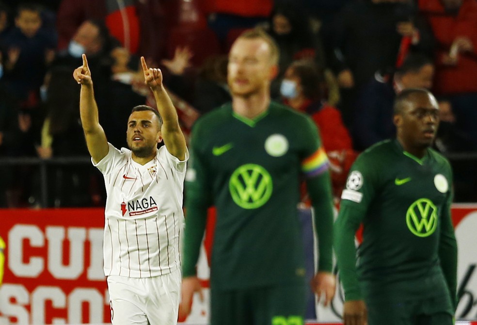 Joan Jordan comemora gol do Sevilla sobre o Wolfsburg — Foto: REUTERS/Marcelo Del Pozo