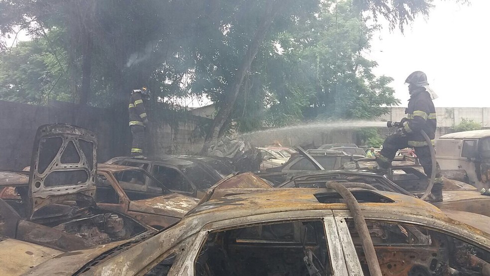 Veículos foram atingidos por incêndio em pátio em Jacareí  (Foto: Corpo de Bombeiros/Divulgação)