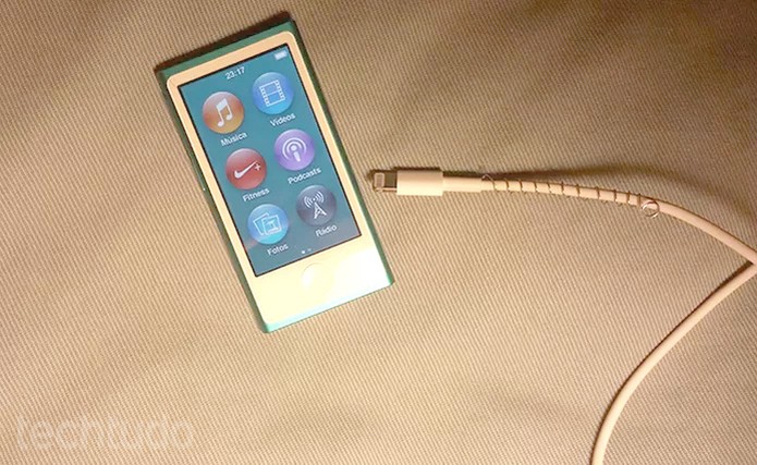 Tente conectar o iPod em um outro cabo para ver se ele volta a funcionar (Foto: Barbara Mannara/TechTudo)