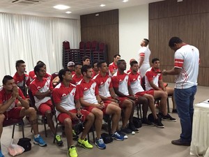 Jogadores do Rio Branco-AC em conversa com o técnico Nei Gaúcho no hotel (Foto: Afonso Gomes/Rio Branco FC)