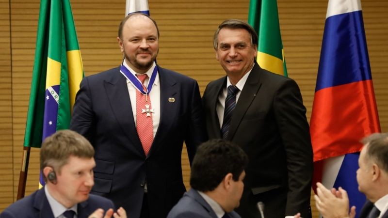 Bolsonaro condecorou Andrey Andreevich Guryev, cuja família é ligada à gigante do setor de fertilizantes agrícolas PhosAgro, em fevereiro (Foto: Alan Santos/PR via BBC News)