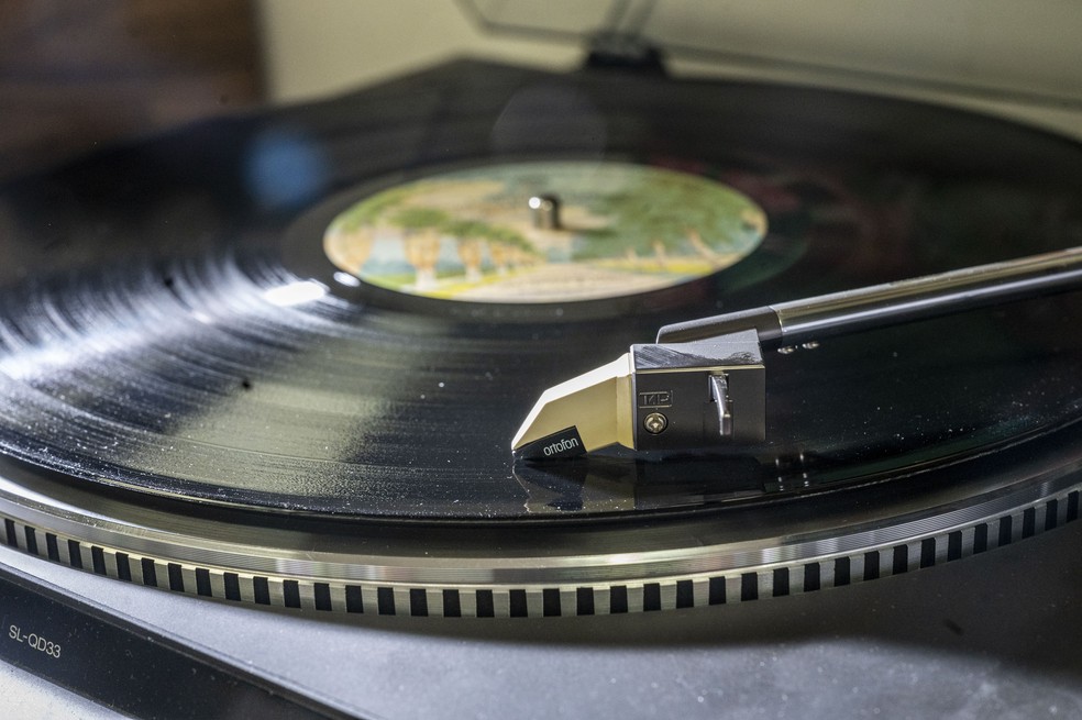 A vitrola amplifica as ondas sonoras impressas no disco — Foto: Getty Images (Alejandra Villa Loraca)