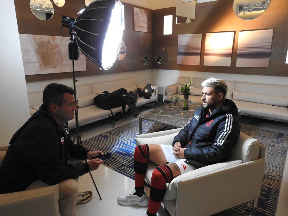 Arrascaeta e Eric Faria em entrevista para o ge antes de Flamengo x Al Hilal &mdash; Foto: Fred Gomes