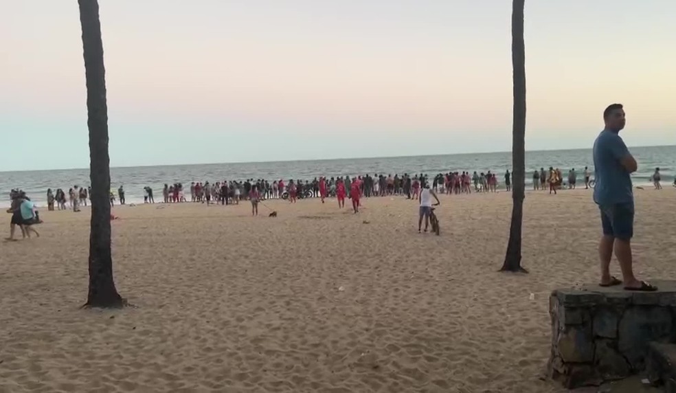 Bombeiros buscam homem desaparecido na praia de Boa Viagem — Foto: Reprodução/WhatsApp