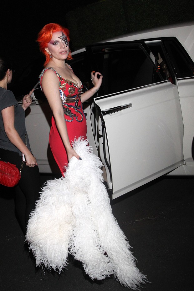 Glamorosa, Lady Gaga trocou de look – e make – três vezes durante o Grammy (Foto: Getty Images)
