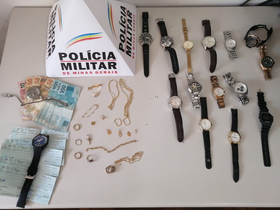 Cheques, joias e dinheiro foram apreendidos durante a operação 'Trem Fantasma' em Elói Mendes (MG) — Foto: Divulgação/Polícia Militar