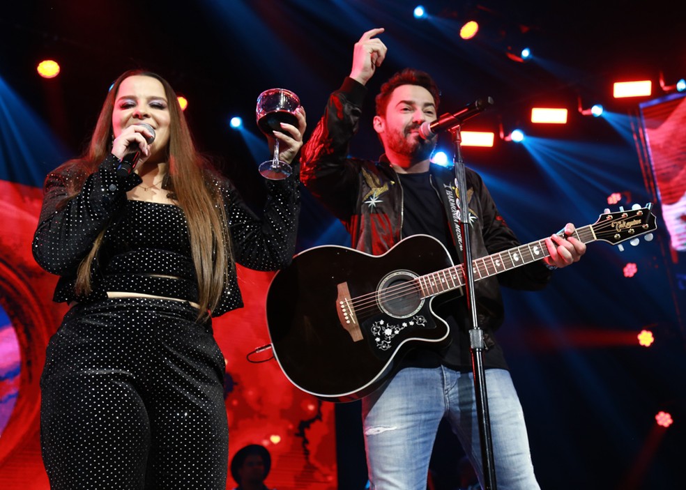 Maiara bebe vinho em show ao lado de Fernando Zor — Foto: Claudio Augusto/Brazilnews