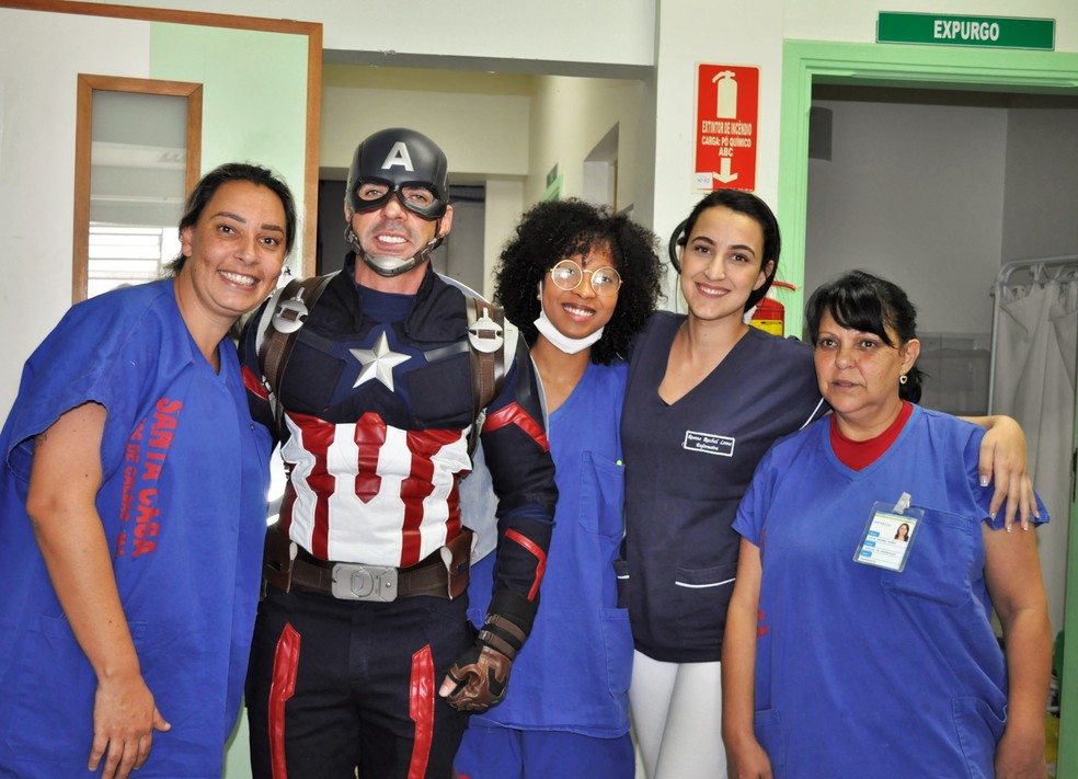Francisco Júnior visita hospital vestido de Capitão América e faz sucesso até com funcionários da Santa Casa de Poços de Caldas (MG) — Foto: Camilla Resende/G1