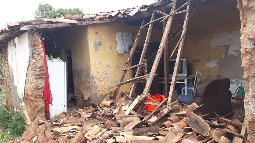 Casas foram parcialmente destruídas (Foto: Divulgação/Secom Floriano)