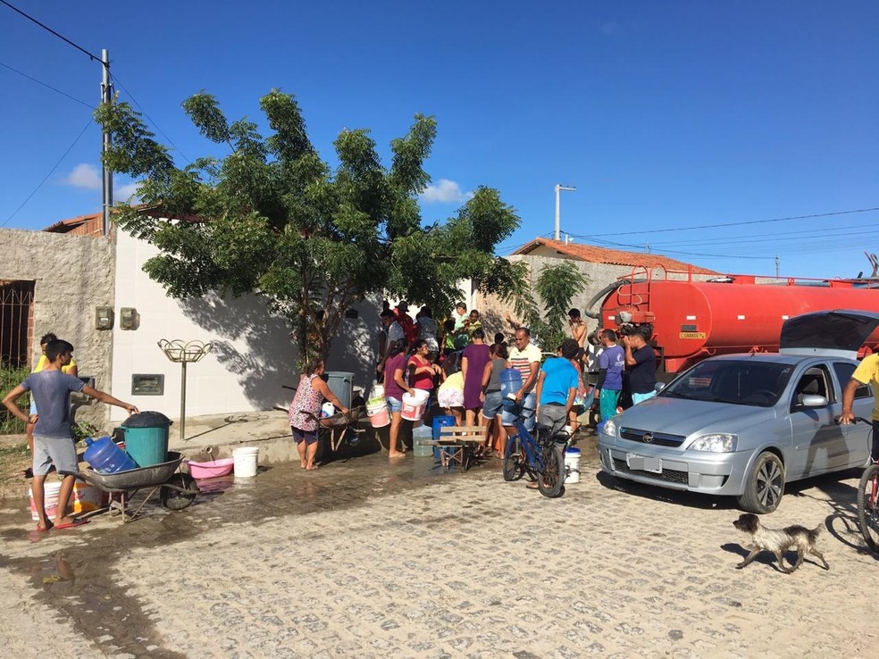 Carro-pipa com 16 mil litros de água chegou por volta das 6h30 desta quarta-feira (19) na casa de Terezinha, em Campina Grande — Foto: Felipe Valentim/TV Paraíba