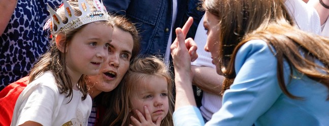 Kate cumprimenta crianças antes do concerto da coroação — Foto: ANDREW MATTHEWS/AFP