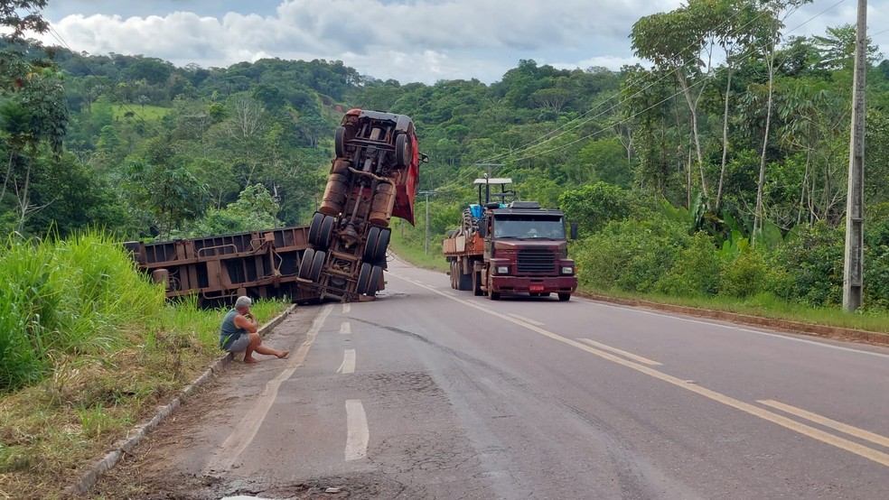 Carreta fica na vertical na BR-174 — Foto: Francisco Carioca/ Rede Amazônica