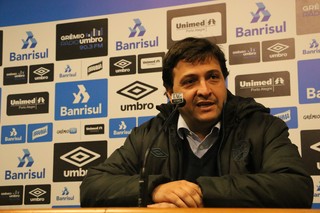 pós reforçar lateral, Grêmio admite pressa total na busca por zagueiro