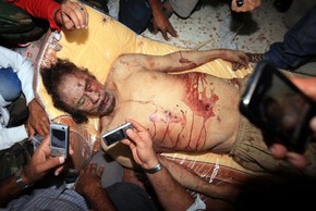 Líbios tiram fotos de Kadhafi e seu filho mortos; imagens são ...
