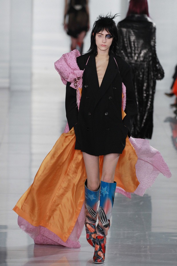 #SuzyCouture: Galliano moves towards the Margiela aesthetic - Vogue | en