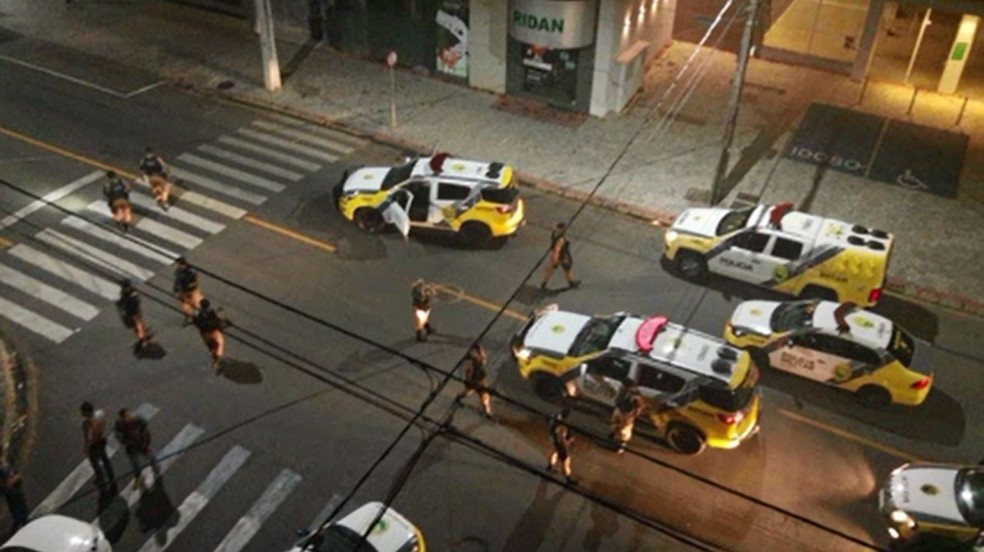 Homens armados trocaram tiros com policiais durante roubo a banco, em Telêmaco Borba — Foto: Reprodução/RPC