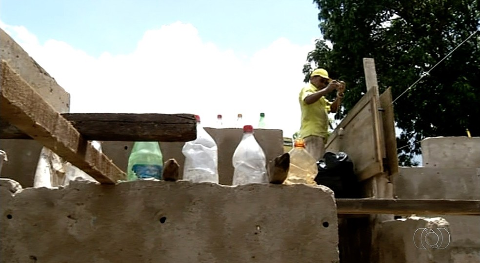 Família constroi casa utilizando garrafas pet (Foto: Reprodução TV Anhanguera)