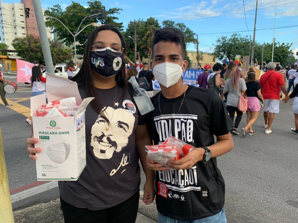 Os manifestantes usavam m&aacute;scaras de prote&ccedil;&atilde;o e tamb&eacute;m houve distribui&ccedil;&atilde;o de m&aacute;scaras do tipo PFF2 &mdash; Foto: Anna Alyne Cunha/Inter TV Cabugi