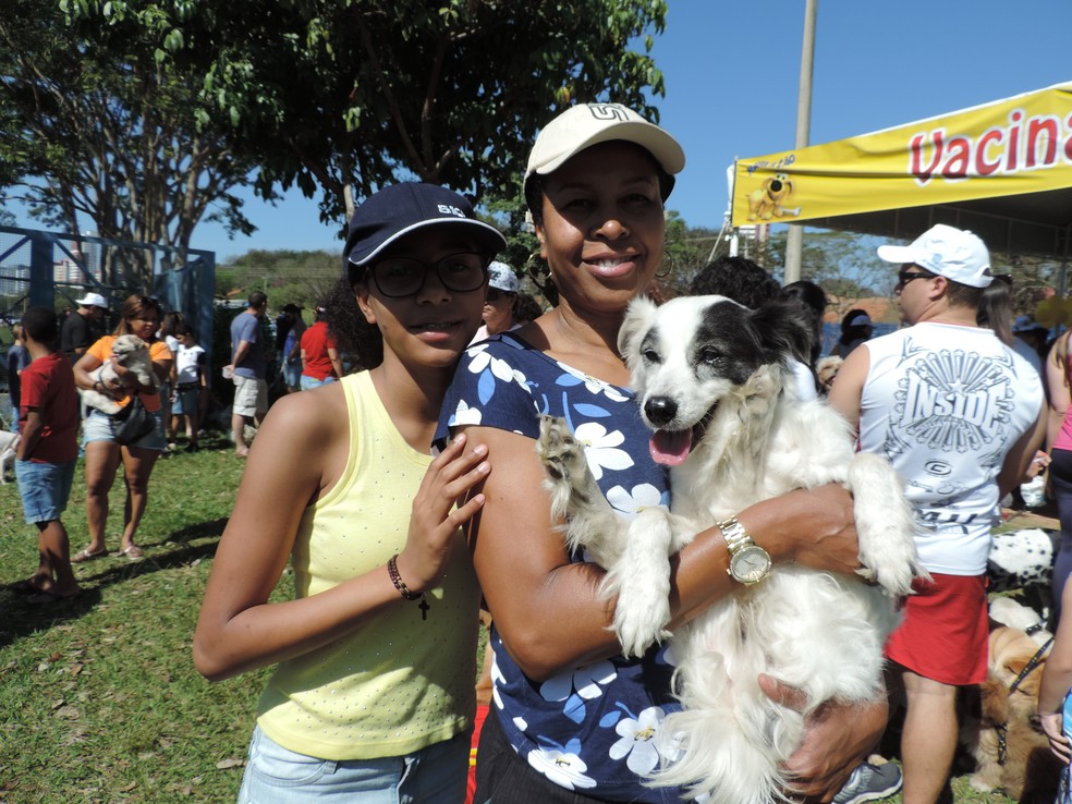 Sandra aproveitou o evento para vacinar seu cachorrinho (Foto: Stephanie Fonseca/G1)