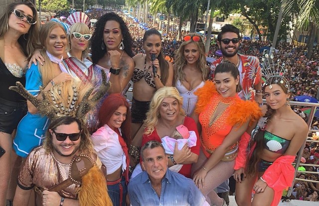 Anitta pira com looks carnavalescos dos amigos (Foto: Reprodução/Instagram)