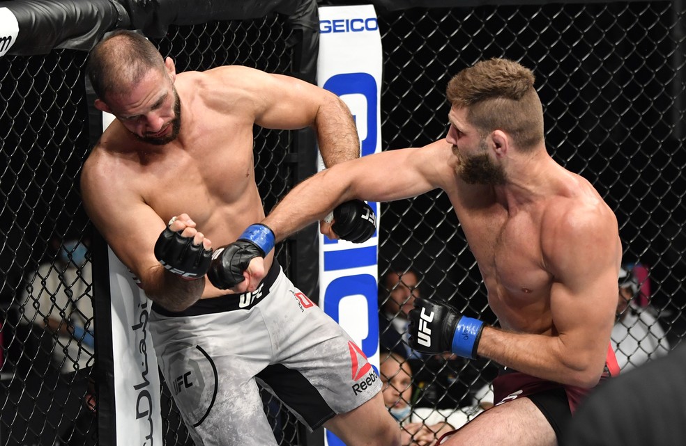 Jiri Prochazka acerta o golpe que nocauteou Volkan Oezdemir no UFC 251 — Foto: Getty Images