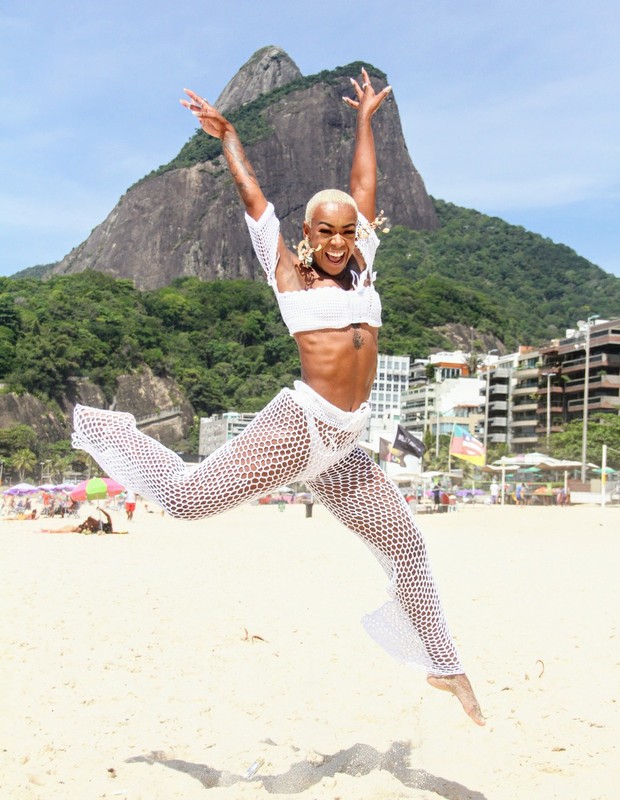 Dandan Firmo faz ensaio em praia carioca (Foto: Daniel Delmiro/AgNews)