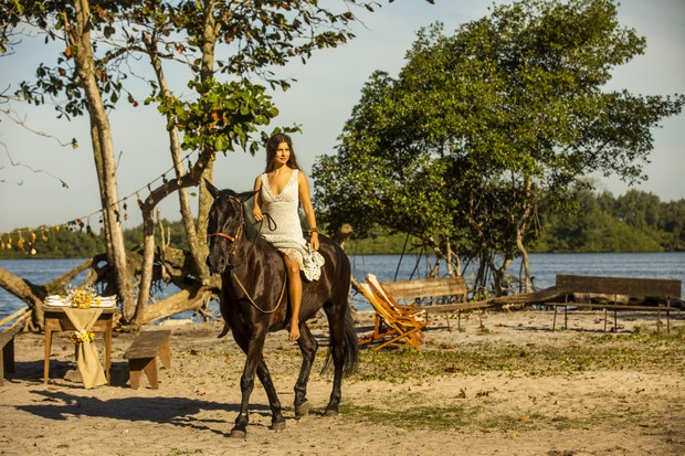 Juma ( Alanis Guillen ) chega a cavalo para o casamento (Foto:  João Miguel Júnior/Globo)