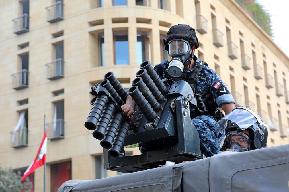 Policial durante manifestação contra o governo do Líbano, em Beirute, em 8 de agosto de 2020 — Foto: Anwar Amro / AFP