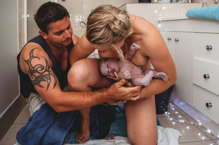 Houve 216 fotografias capturadas por fotógrafos de parto de todo o mundo, incluindo esta imagem de Hannah Paulsen, da Austrália, retratando os primeiros segundos de uma nova vida  (Foto: Hannah Paulsen)