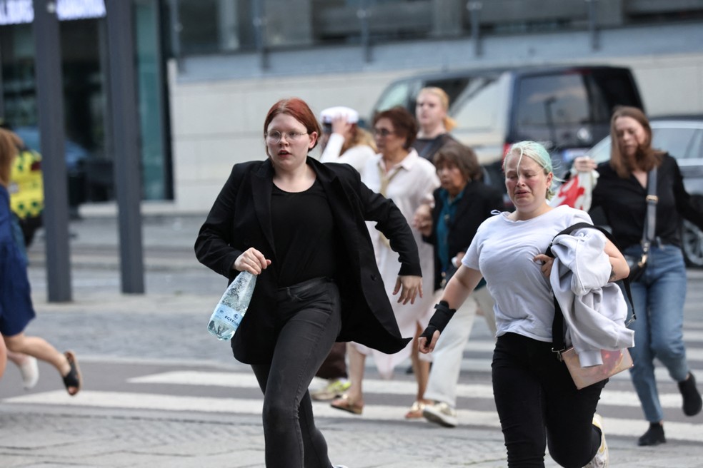 Pessoas saem do shopping Field, depois que a polícia dinamarquesa disse ter recebido relatos de tiroteio, em Copenhague — Foto: Ritzau Scanpix/Olafur Steinar Gestsson via REUTERS