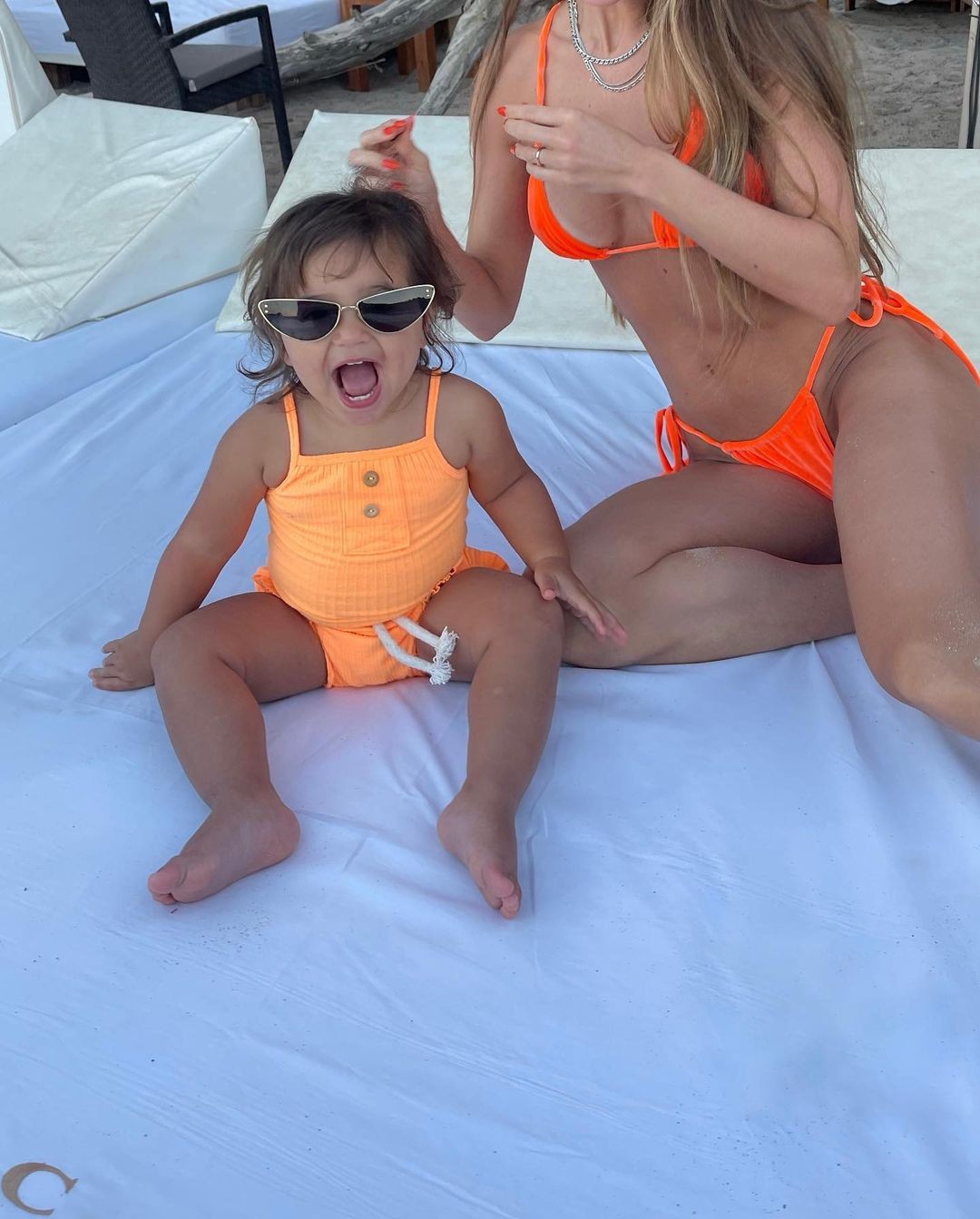 Romana Novais curte dia de praia com Raika, sua filha com Alok, e se derrete em declaração (Foto: Reprodução/Instagram)
