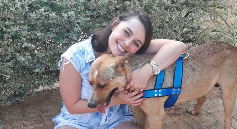 Marília Pieroni adotou cachorro que deitou em seu véu de noiva, em Laranjal Paulista (Foto: Arquivo Pessoal/Marília Pieroni)